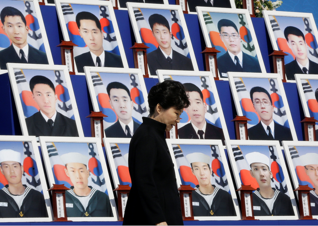 2015年3月26日，韓國總統朴槿惠出席天安艦事件5周年的紀念儀式，並對46名殉...