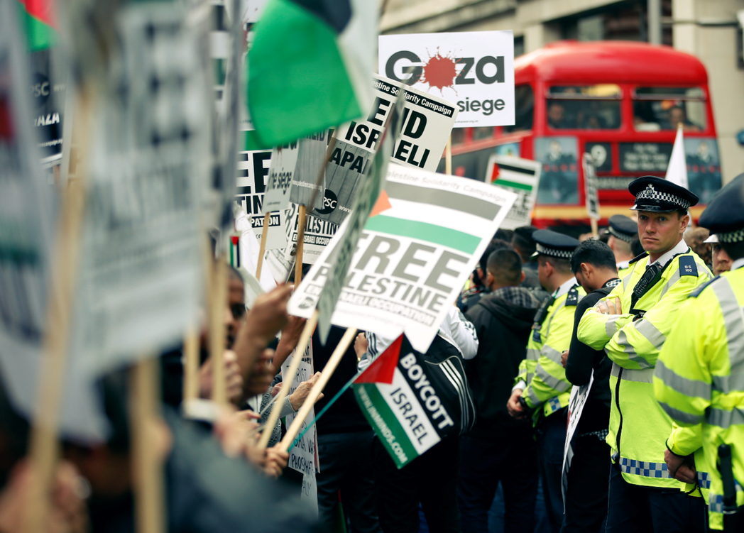 2014年7月，為了抗議以色列轟炸加薩的「保護邊緣行動」，數萬示威民眾湧入倫敦街...