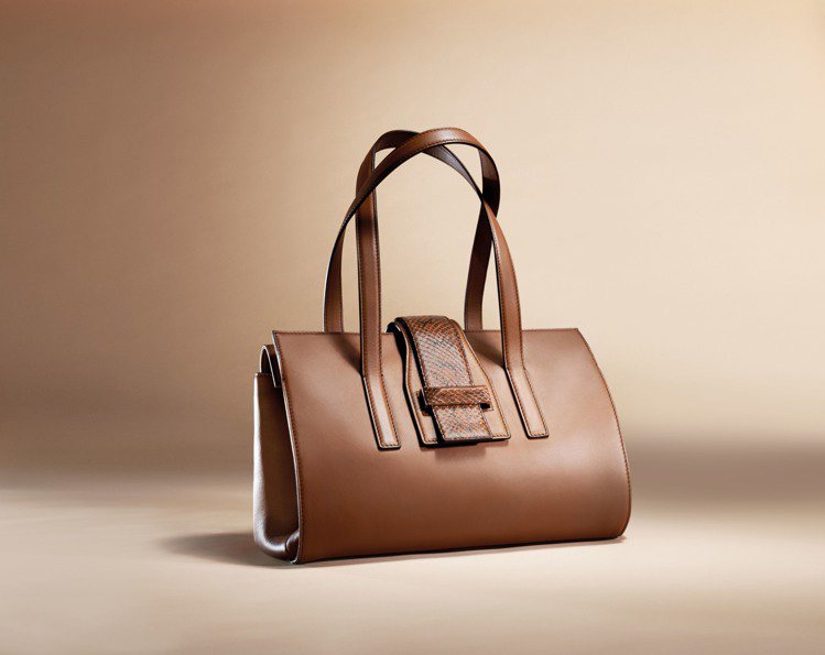 A-Bag棕色款，售價49,200元。圖／MAX MARA提供