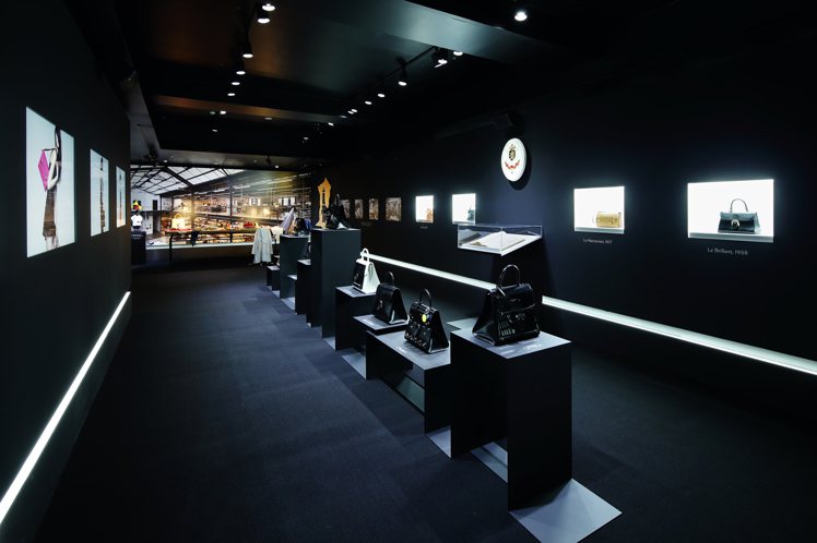 「DELVAUX奇幻之屋」以全黑背景空間中展示品牌歷史與創意。圖／DELVAUX提供