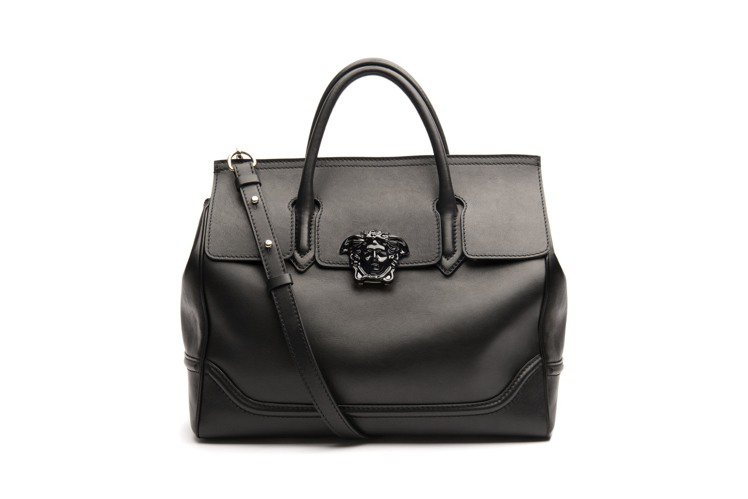 設計俐落的Palazzo Empire手提袋，價格73,000元。圖／VERSA...