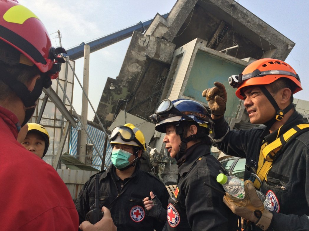 台南震災現場的紅十字會救災隊。 圖／聯合報系圖庫