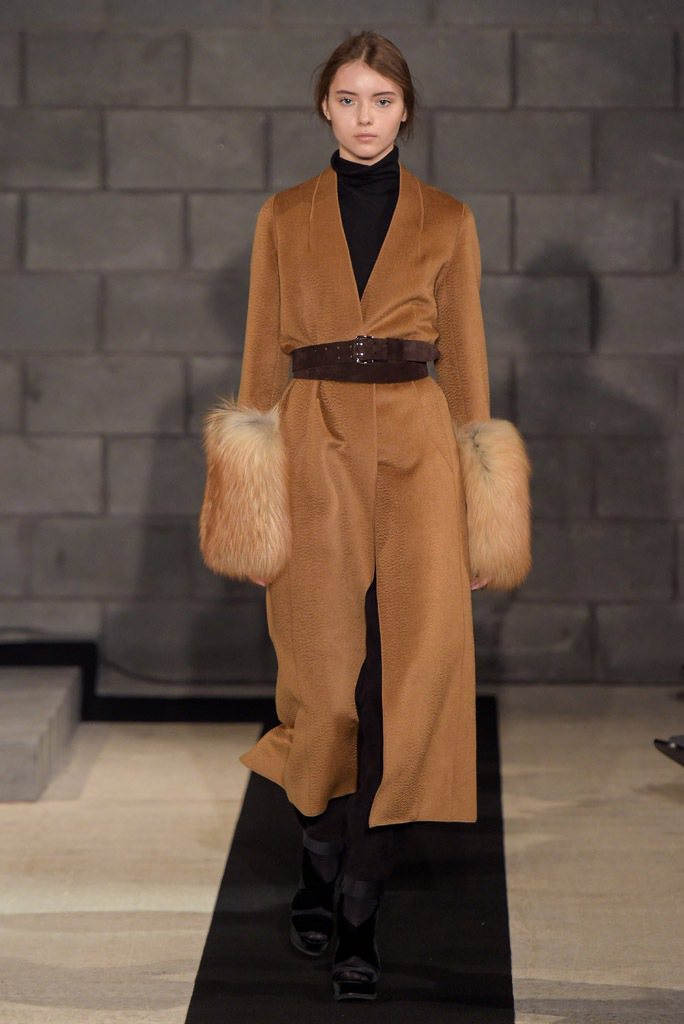 Amanda Awakeley2016秋冬服飾綴以皮草增添奢華氛圍。（法新社）