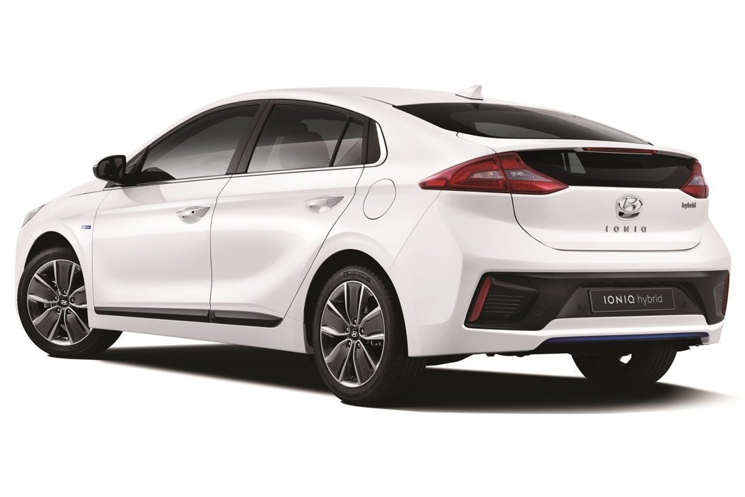 先前Hyundai發布IONIQ油電混合動力車，近日再追加電動車款，讓人看見原廠...