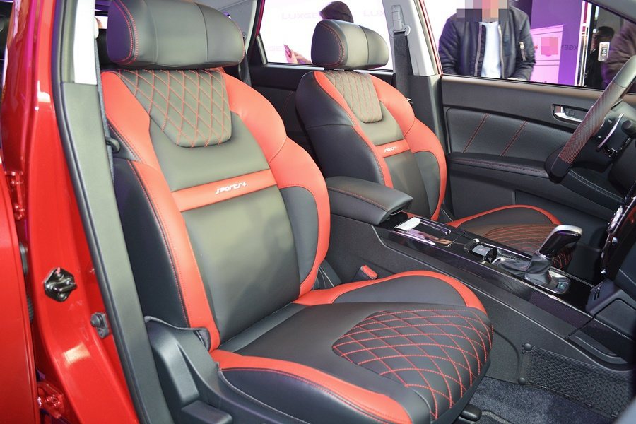 車內也配有全新設計紅黑相間且有菱格紋的跑車風格座椅。