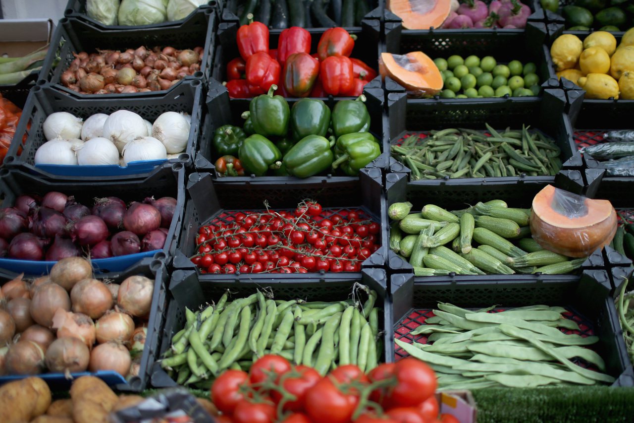 醫師提醒，每天都要攝取足夠纖維質，最好掌握天天蔬果五七九原則。（Getty Images）