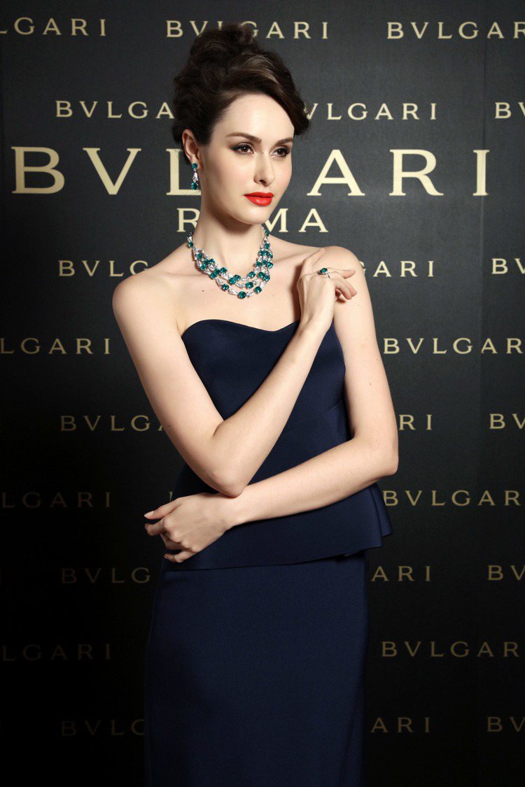 模特兒優雅展演寶格麗頂級珠寶祖母綠珠寶項鍊、耳環、戒指，總價值約新台幣1億5,414萬元。圖／BVLGARI提供