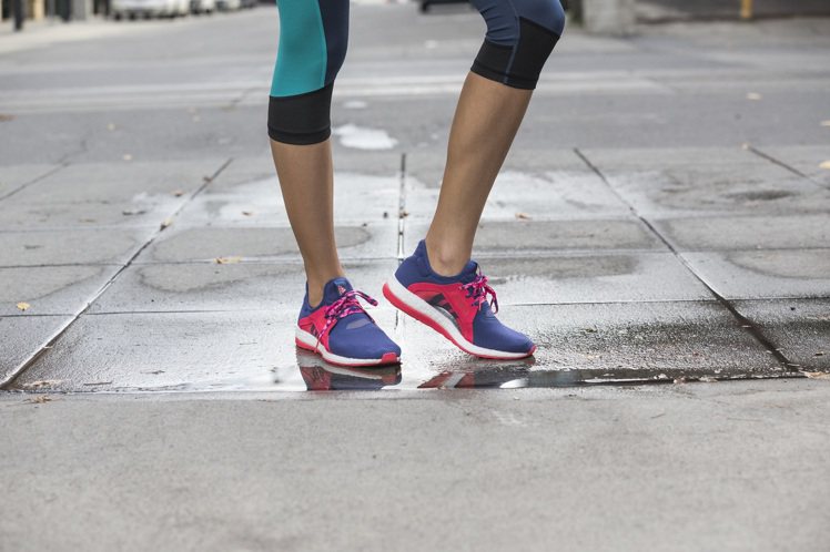adidas PureBOOST X依據女性運動員需求打造，在帶來運動出色表現的同時也完美兼顧女性跑鞋的時尚風格。adidas PureBOOST X將自 3月8 日起在台販售 ，建議售價 NT,690。圖／adidas提供