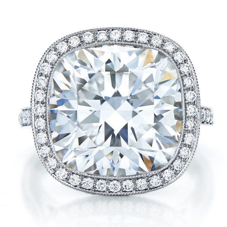 Tiffany 6克拉方枕形改良明亮式切割鑽石鉑金戒指，約2,292萬元。圖╱Tiffany提供