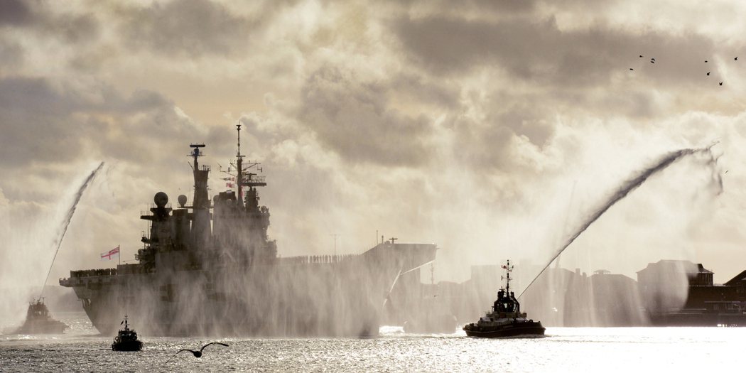 將近半個世紀後，皇家海軍再度駐回波斯灣。圖為已退役的英軍「光輝號」航空母艦（HM...