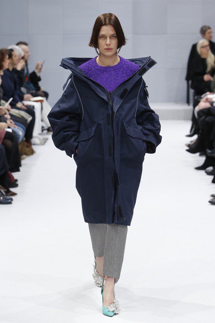 透過經典的Cocoon廓型外套，來表達Balenciaga品牌精神。圖／Bale...