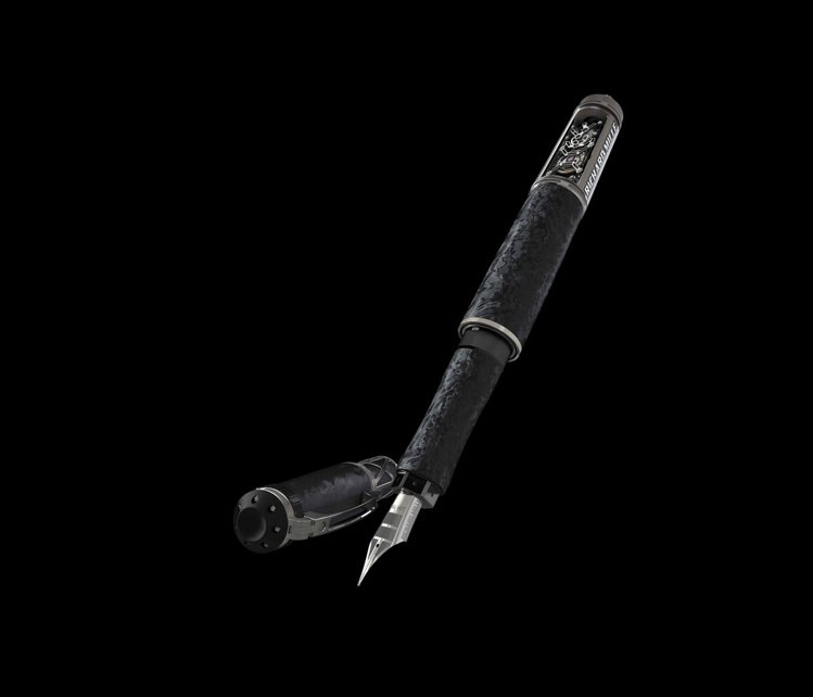 RICHARD MILLE自動鋼筆，採用的專用機芯耗時四年研發設計，按壓筆尾筆尖即可彈出。圖／Richard Mille提供