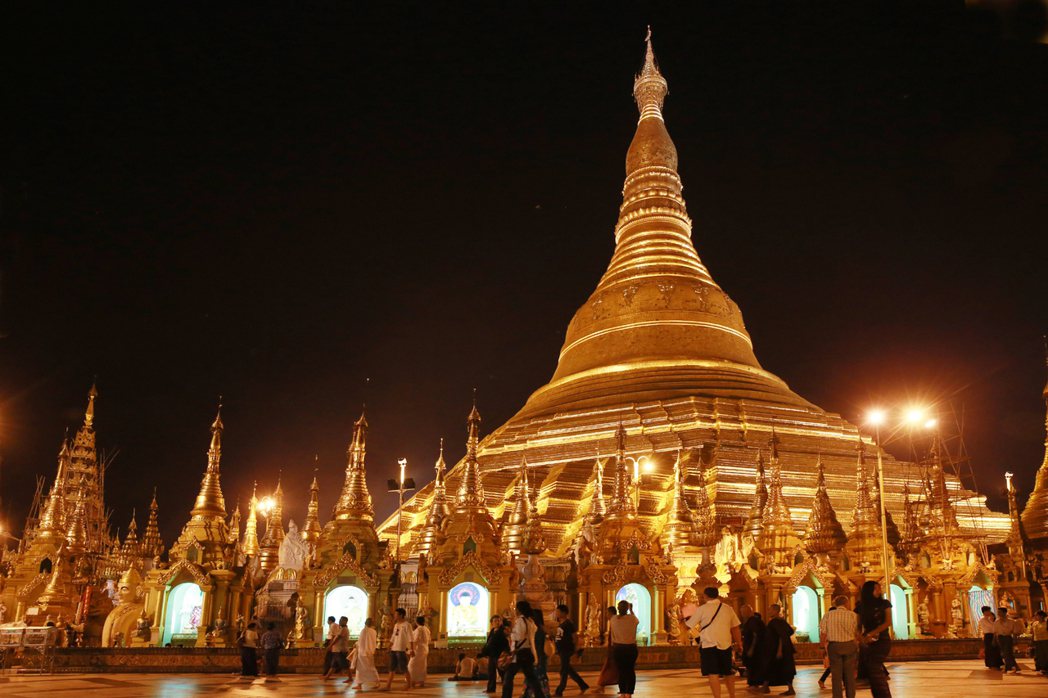 緬甸仰光市大金塔在夜色中閃耀，緬甸轉型走向改革開放後，這裡是外國遊客必訪景點之一...