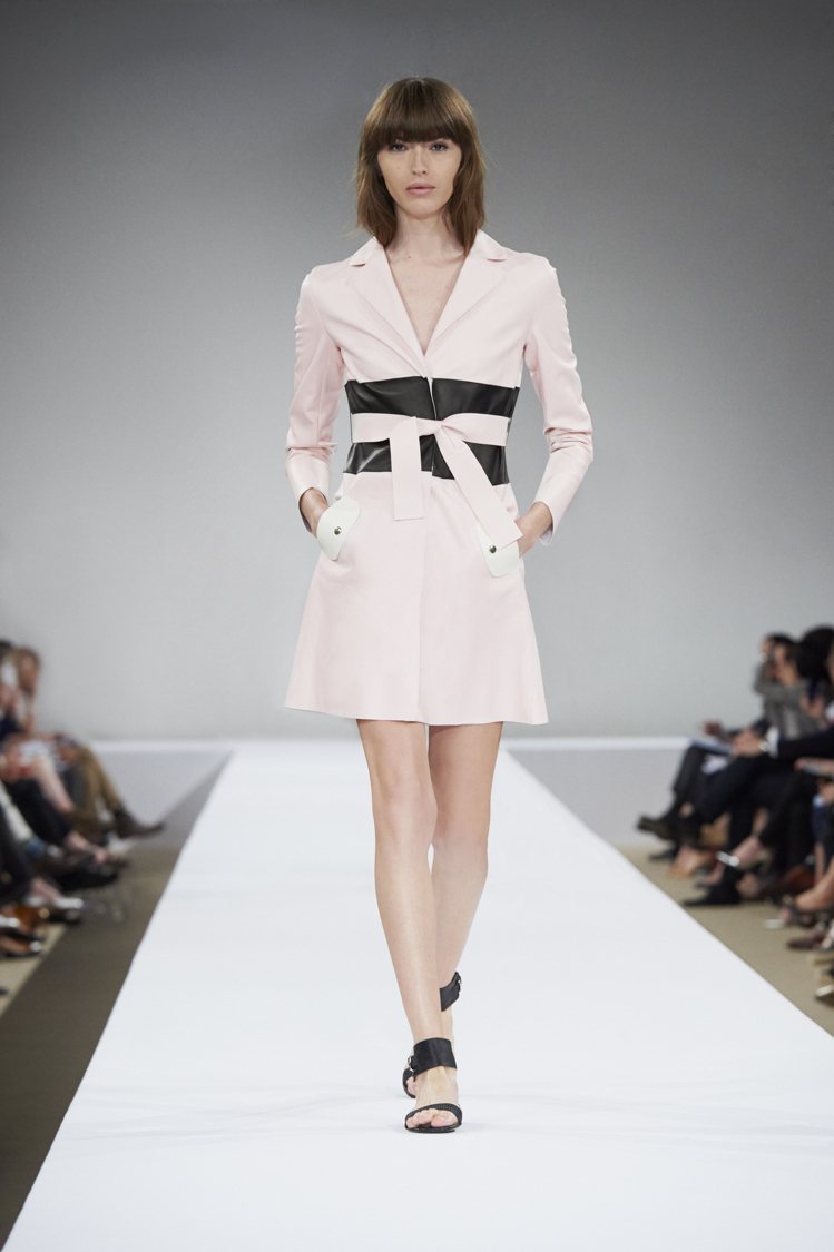 Longchamp合身剪裁粉嫩色大衣，72,200元。圖／Longchamp提供