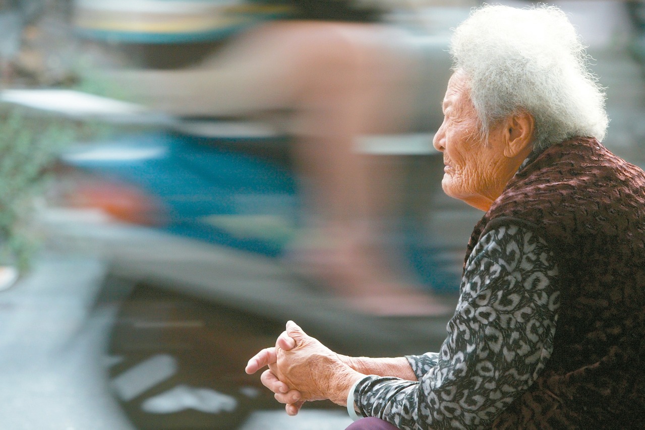 台灣2025年將進入超高齡社會，屆時65歲以上人口約473萬人。