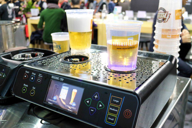 韓國歐巴最愛的噴泉啤酒機。記者史榮恩／攝影