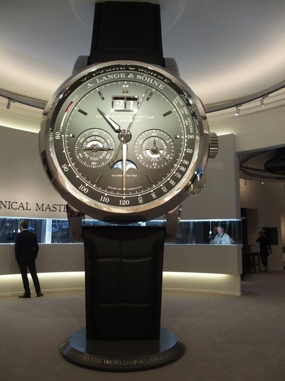 朗格表照例在展館內設置大型腕表模型。記者祁玲／攝影