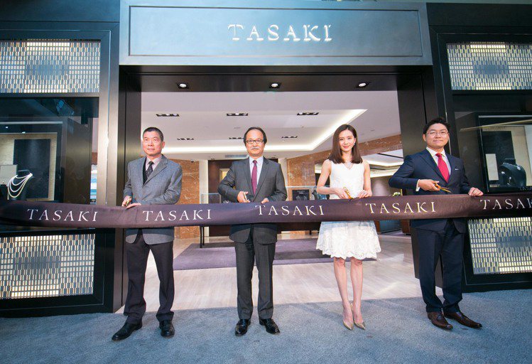 劉詩詩偕同TASAKI 品牌高層剪綵歡慶TASAKI 上海香港廣場旗艦店盛大開幕。圖／TASAKI 提供