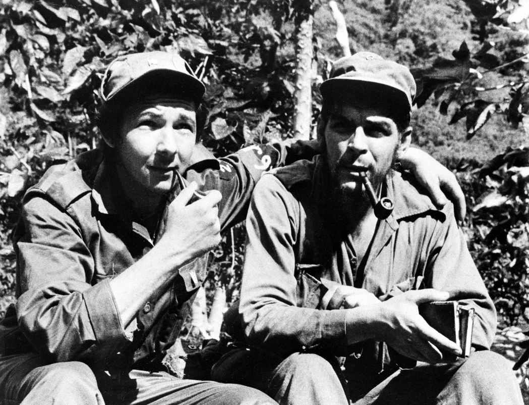 革命成功的前夕。1958年，勞爾．卡斯楚（左）與切．格瓦拉（右）在哈瓦那周邊，不...