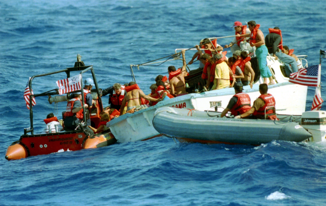 1994年美國東岸紐約州海岸的古巴船民。 圖／美聯社