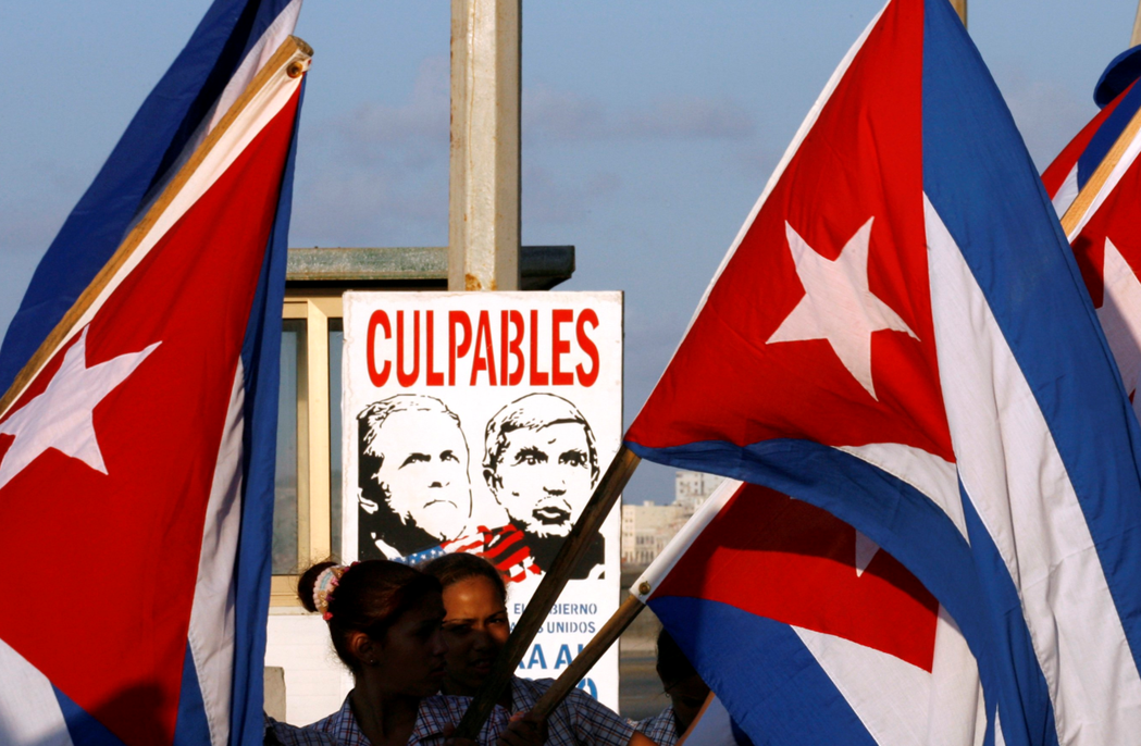 「有罪！」美國駐哈瓦那代表處外的示威看板，上頭畫有小布希（左）與古巴籍的恐怖份子...