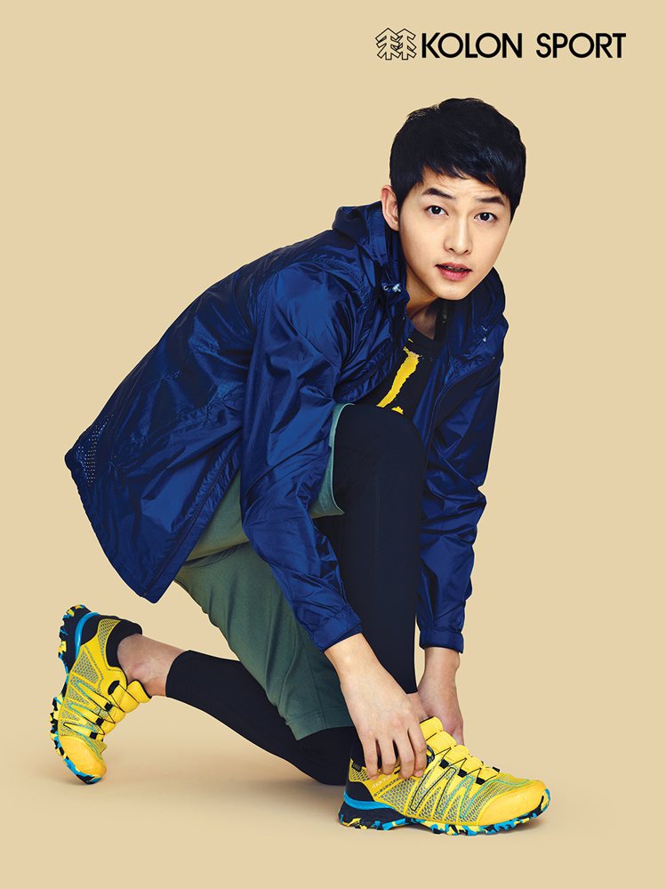 宋仲基代言韓國頂戶外休閒品牌KOLON SPORT，主打他腳上穿的SOX鞋款。圖／取自www.kolonsport.cn