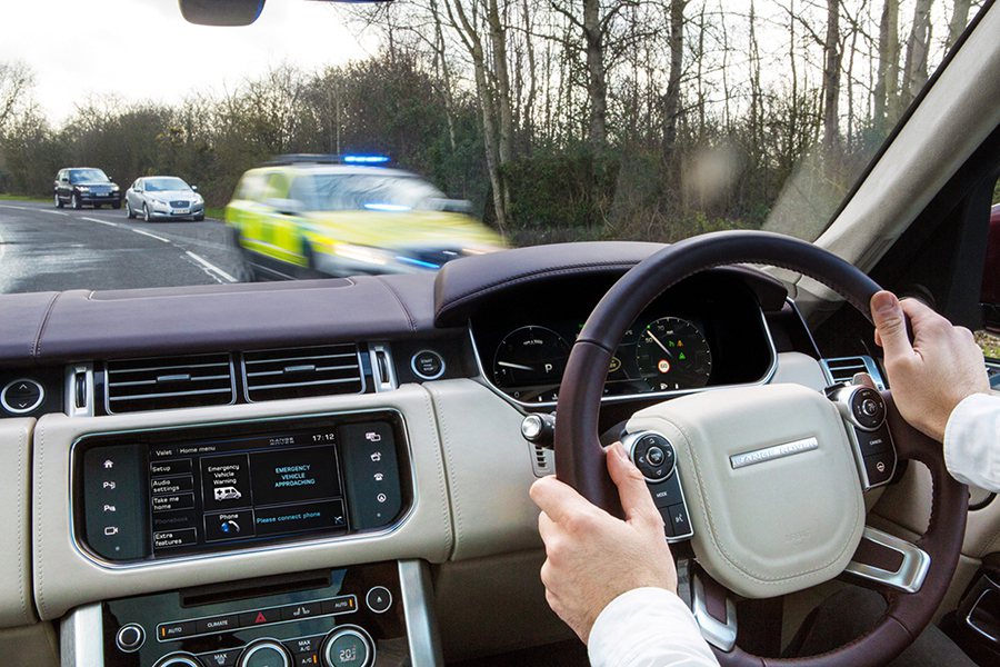 透過自駕車互聯的特性，交通資訊傳遞將提醒救護車、消防車和警車經過，避免非惡意擋車。 Jaguar Land Rover提供