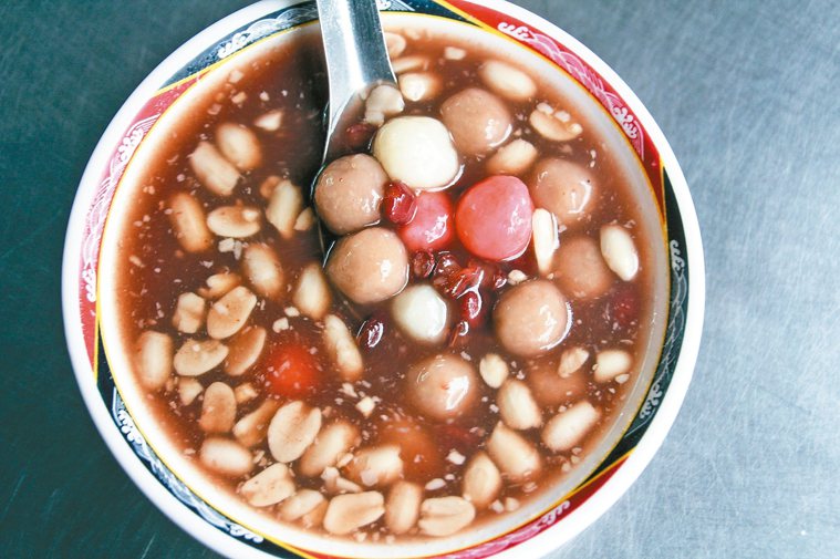 綜合口味甜湯圓，有芋圓、湯圓、花生、紅豆，但熱量不少。 記者盧禮賓／攝影