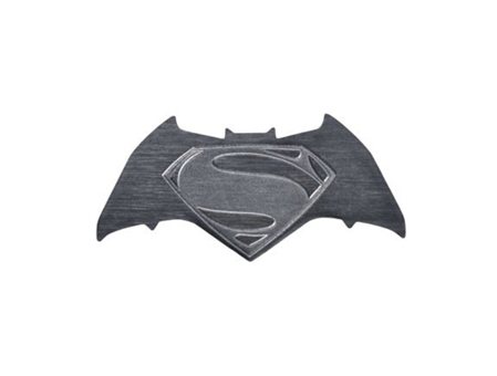 刻印Batman v Superman 標誌的金屬徽章。圖／台灣精工提供