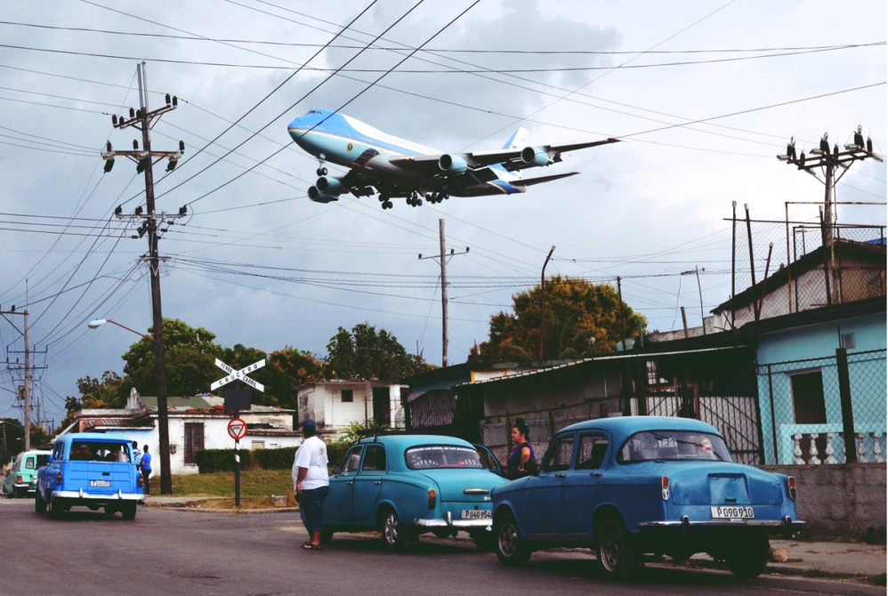 即將降落哈瓦那何塞．馬蒂國際機場的空軍一號。 圖／路透社