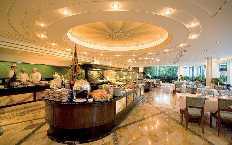 Versace六星級飯店內的巴洛克餐廳，氣派豪華。圖／擷自Versace官網