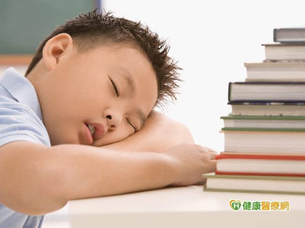 男童睡眠中止成過動兒　靠微創治療領書卷
