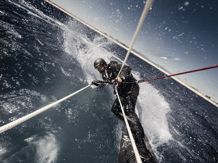 曾環遊世界的英國帆船運動員 Alex Thomson 日前駕駛著他的 HUGO BOSS 號競賽帆船再度完成一項令人嘆為觀止的特技表演。圖／BOSS提供