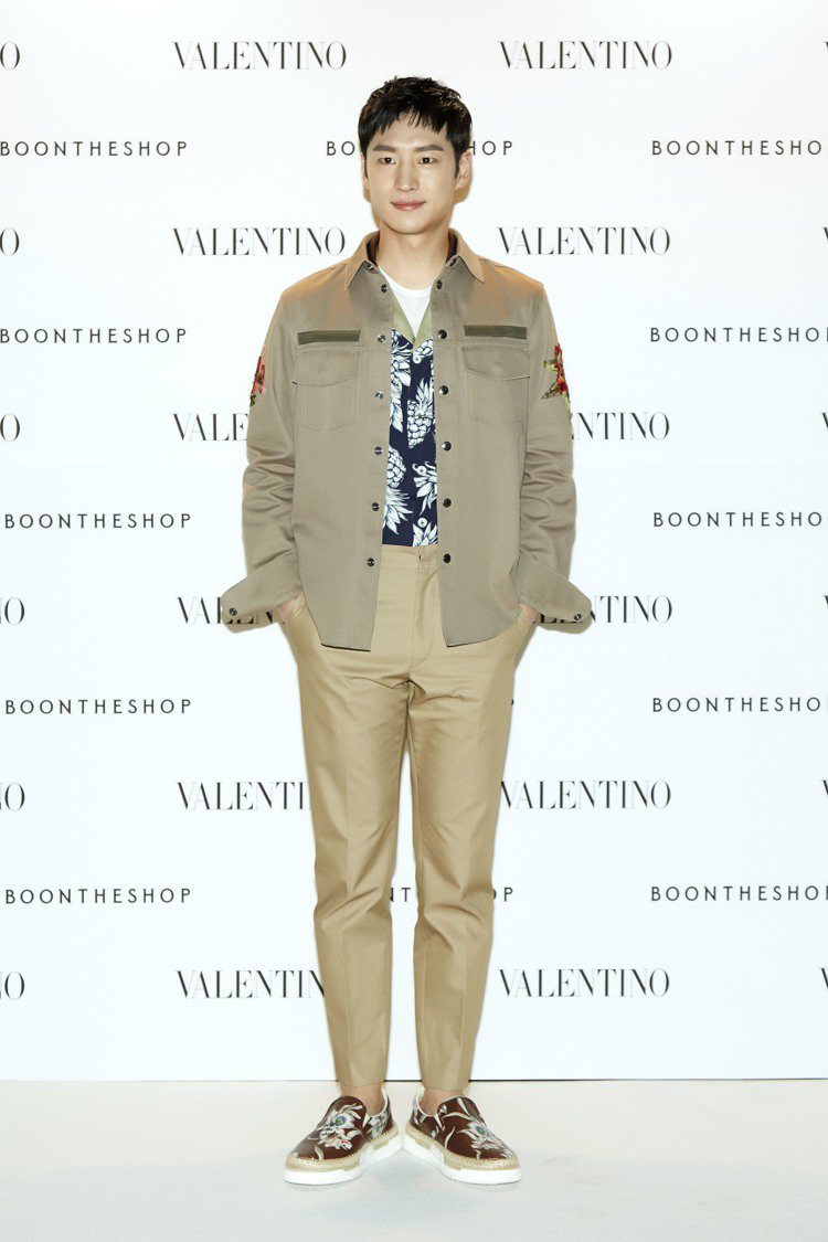李帝勳穿著 Valentino Hawaiian Couture 男裝外套以及 Valentino 2016 春夏男裝。圖／VALENTINO提供