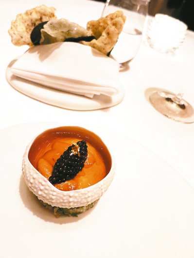 Amber的招牌前菜「北海道海膽佐魚子醬龍蝦凍」，在視覺與味覺上都是無比的享受，既有上等食材，毋須過度料理，便能品得其中的真實美味。