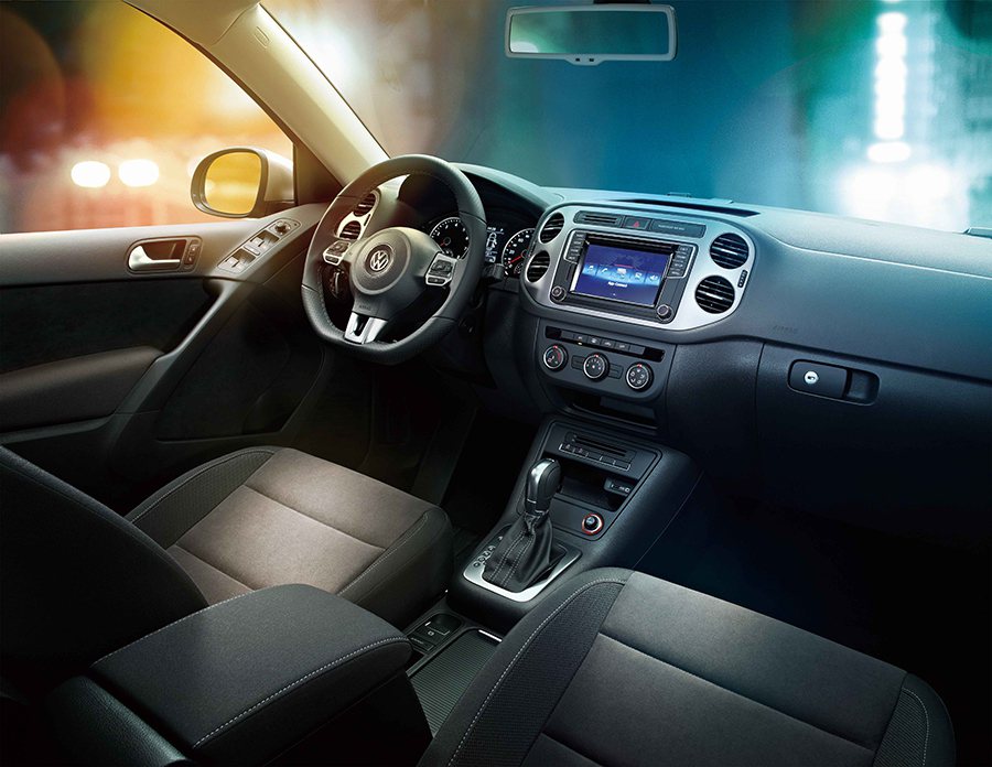 iguan Avenue特仕車內裝追加Keyless 免鑰匙系統、運動化白色縫線之三幅真皮四向調整式動力方向盤等原廠精選配備。 VW提供