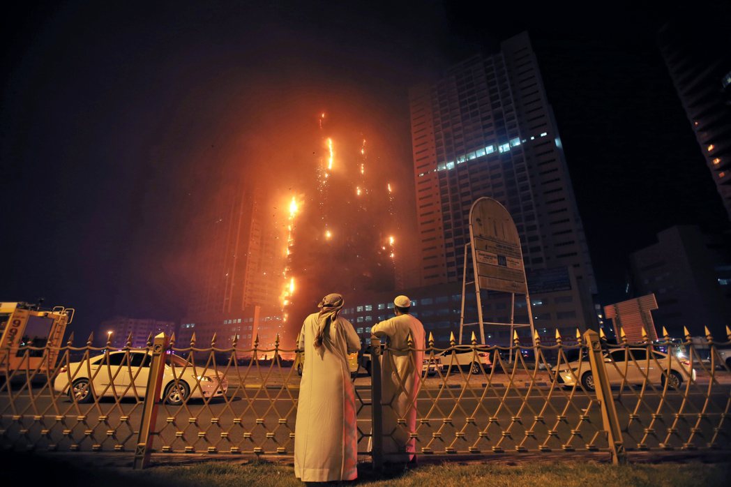 3月29日：阿拉伯聯合大公國，燃燒中的摩天樓。 圖／美聯社