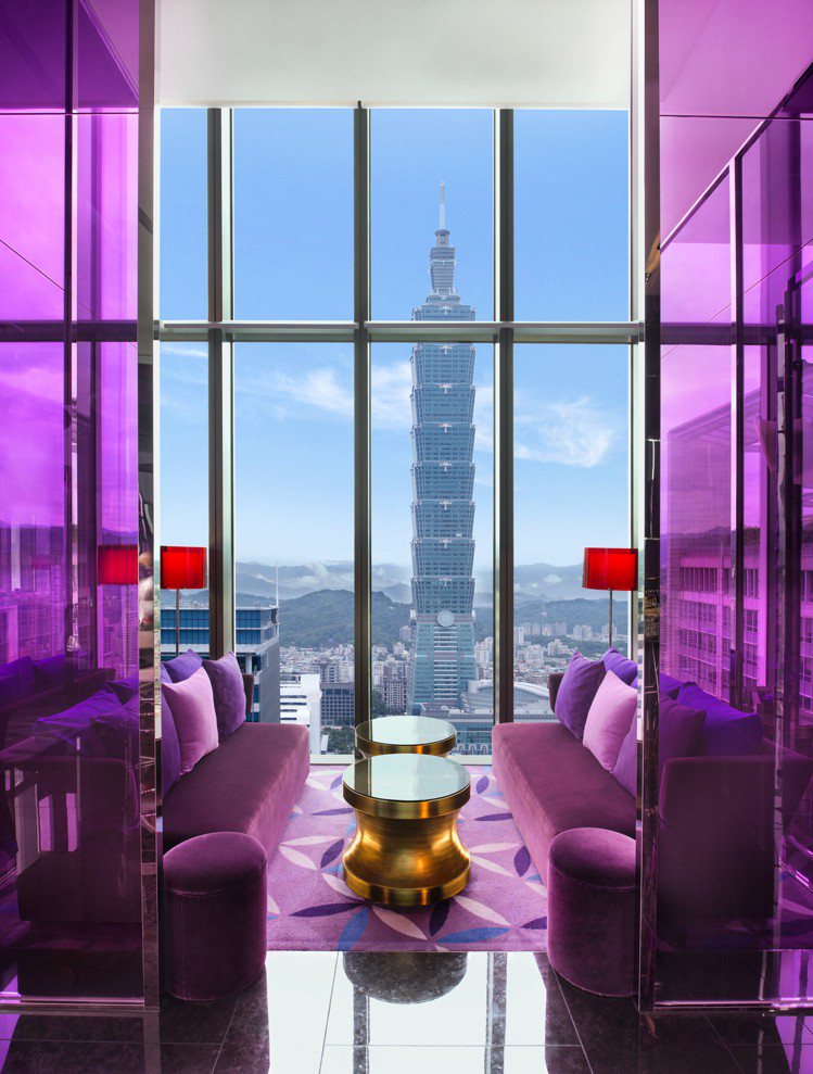 台北W飯店紫艷酒吧可從31樓高度，俯瞰信義商圈。圖／台北W飯店提供