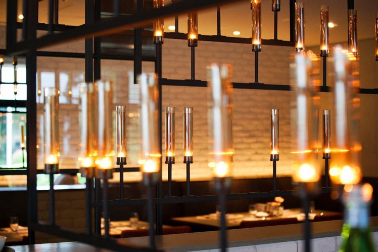 寒舍艾麗酒店La Farfalla義式餐廳的燭光營造浪漫。圖／寒舍艾麗酒店提供