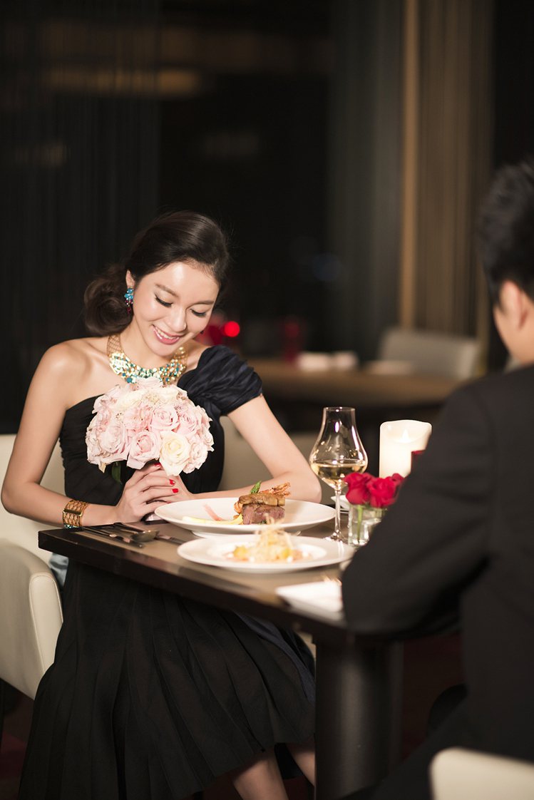 香格里拉台北遠東國際大飯店馬可波羅義大利餐廳位於38樓，景致極佳，每月平均有20...