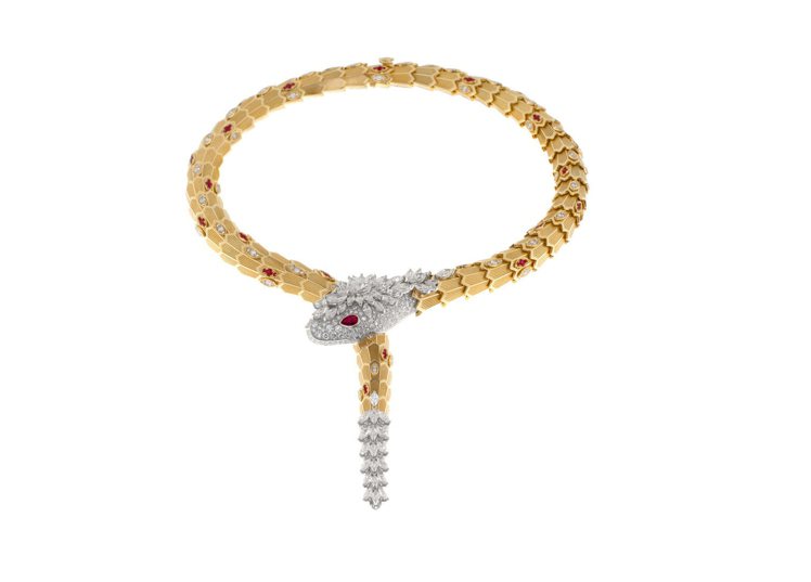 2016寶格麗頂級珠寶展出現的Serpenti彩寶項鍊，蛇的整體設計更顯華麗。圖╱寶格麗提供