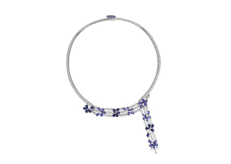 Fil de l'Eau白K金項鍊以藍寶石和鑽石交織出細緻的花朵圖案。圖／梵克雅寶提供