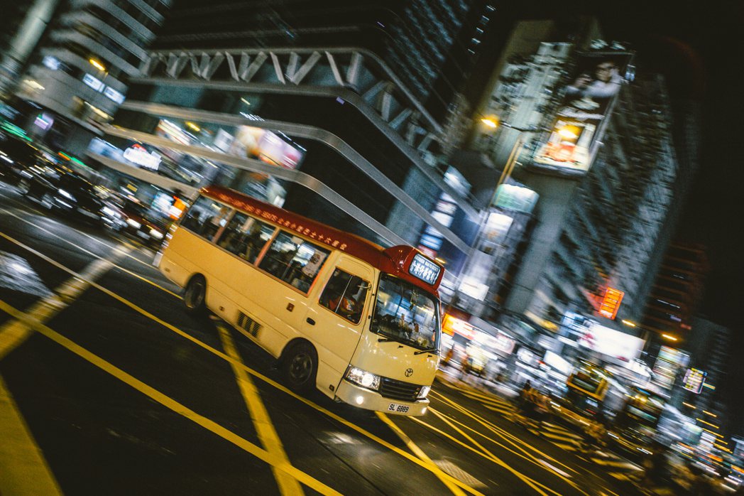 香港通宵巴士路線，因路線規劃不善大多虧損，且須面對小型巴士「紅van」強勢競爭。 圖／Flikr  @hans-johnson 
