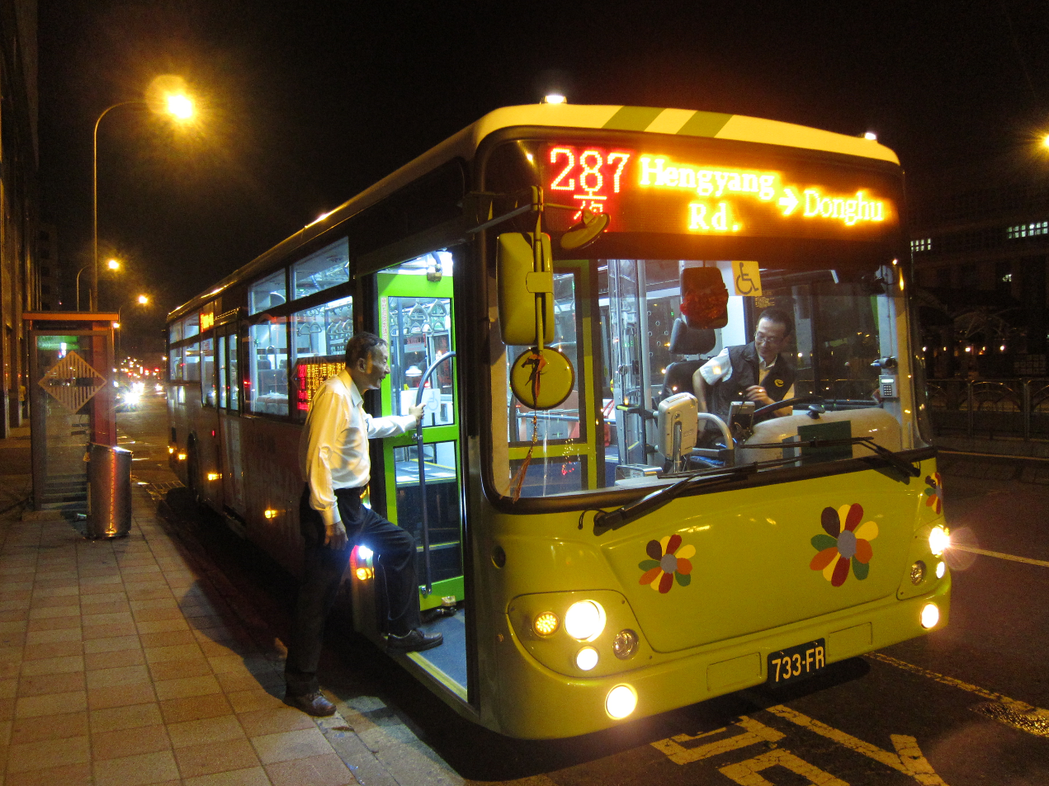 合理的夜間公車，在一般公共運輸停駛的時段就應該出現、填補缺口。 圖／聯合報系資料圖庫