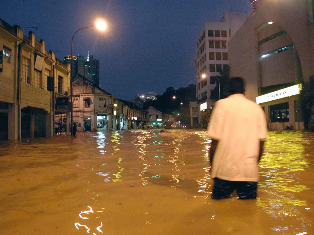 對於巴生河的整治，除了觀光作用外，亦有其防汛需求。圖為2002年，吉隆坡市區淹水...