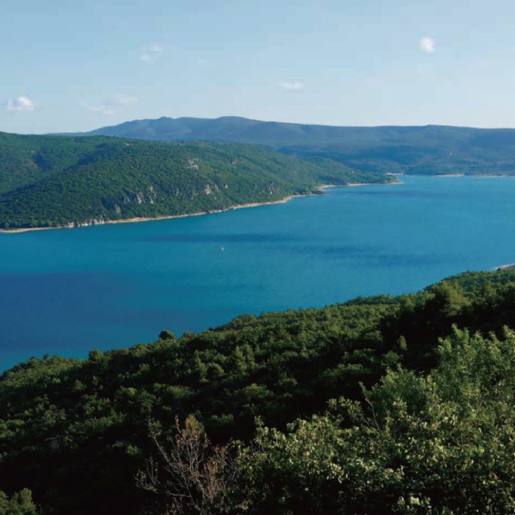 聖十字湖是法國人夏季的旅遊勝地。 圖／珠寶之星