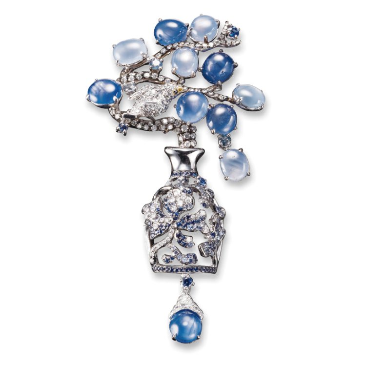 星光蛋面藍寶鑽石兩用針墜，珠寶詩人曾郁雯作品《青花瓷》。 圖／珠寶之星