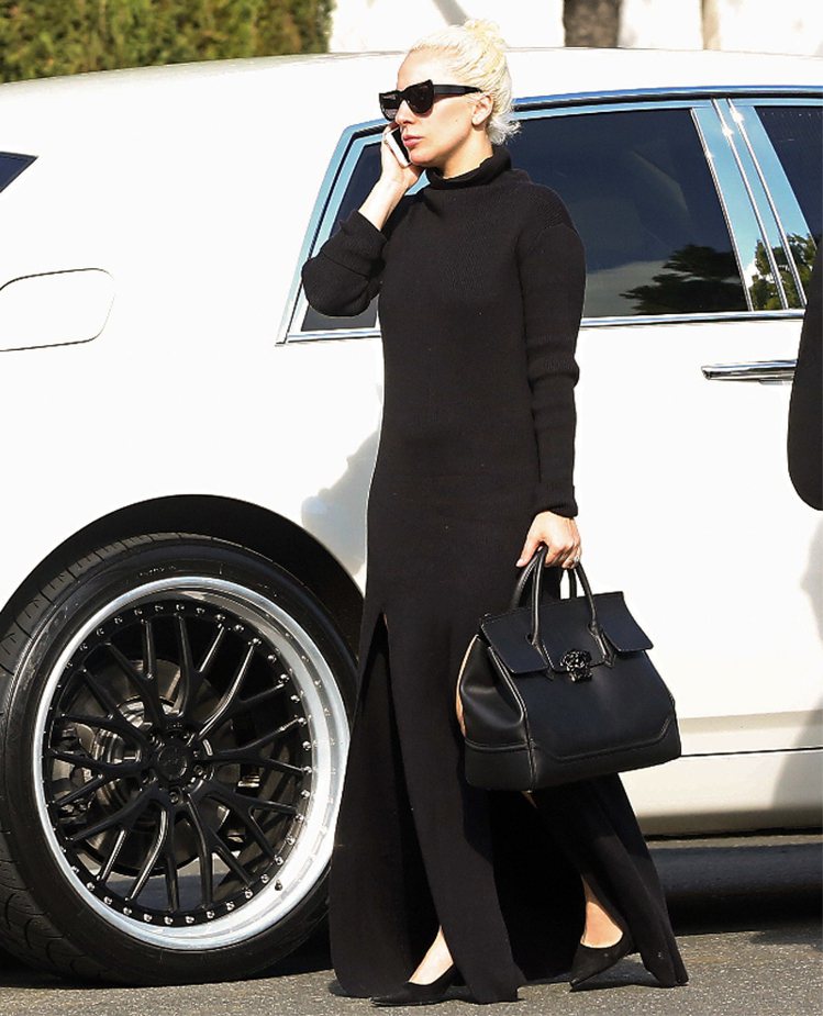 Lady Gaga表現黑色Palazzo Empire大型提包的神祕感。圖／VERSACE提供