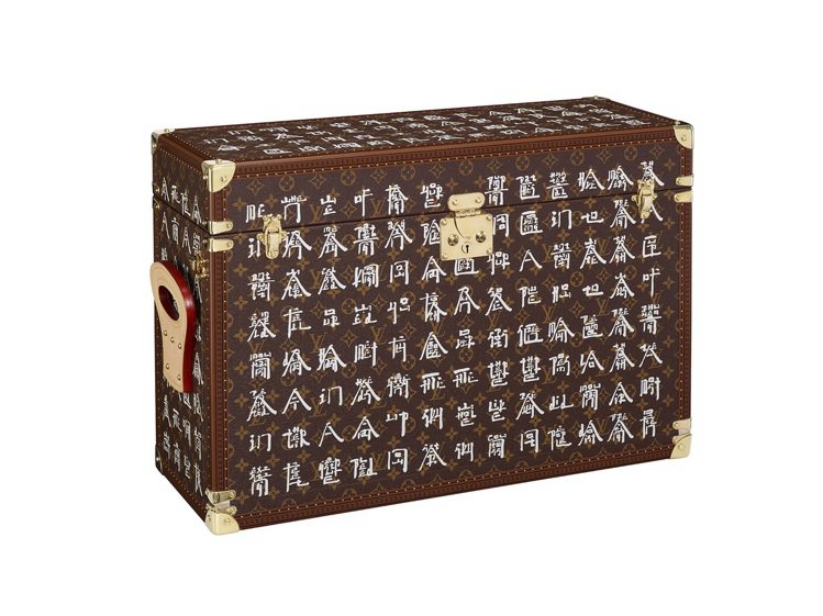 LV與中國藝術家徐冰攜手，以英文方塊字書法元素為靈感，製作文房四寶特別訂製硬箱。圖／LV提供