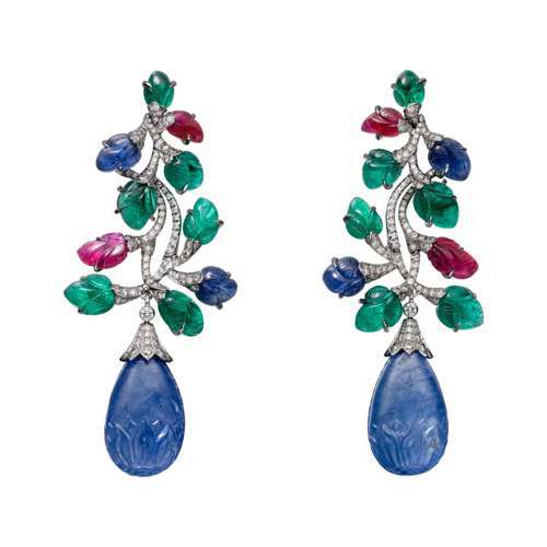 卡地亞Etourdissant頂級珠寶系列Sharavati Tutti Frutti耳環，鉑金，鑲嵌21.58克拉及20.18克拉的雕刻水滴形緬甸藍寶石，雕刻祖母綠，雕刻藍寶石，雕刻紅寶石，明亮式切割鑽石。圖／卡地亞提供